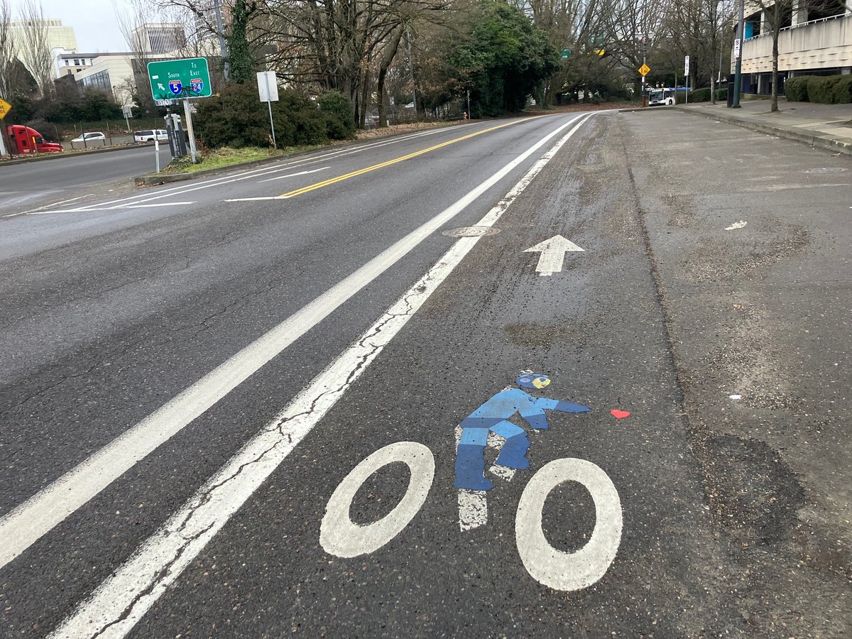 ChrisThomasPDX's tweet photo. Still surfing gravel on my morning commute, although the @PBOTinfo tracker says these areas have been swept.  https://t.co/nuH46JjZzJ https://t.co/iwT6ERKPCT