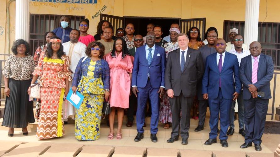 PNUDCameroun's tweet photo. .@youthconnektcm🇨🇲 opens a new page.

#UNDP DRR @mharthansen joined de Minister of Youth Affairs @MFoutsou &amp; stakeholders to validate de #EvaluationReport of de project’s pilot phase &amp; adopt de #ProjectDocument for de next 03 years.

🙏🏾 to stakeholders for de continued commitment https://t.co/7iPZgvrAwm