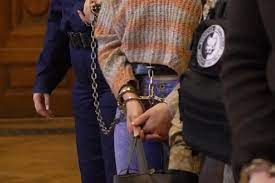 5) La família denuncia tracte inhumà a la presó, on la mestra de primària de 39 anys és tractada com una terrorista perillosa, i la passivitat de les autoritats italianes. Des de l'ambaixada havien presenciat 4 audiències amb Salis encadenada de mans i peus i no havien dit res