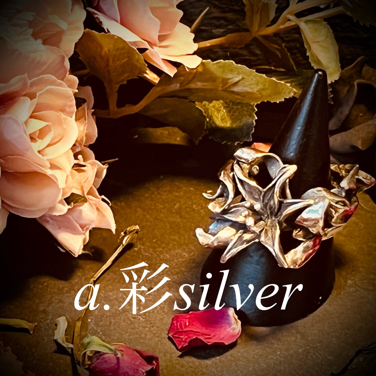 a_sai_silver's tweet photo. ……そう……私は……真っ白な百合を敷き詰められた匣の中に……⚜️

Renee(レネ) https://t.co/h1dWi0TK0a