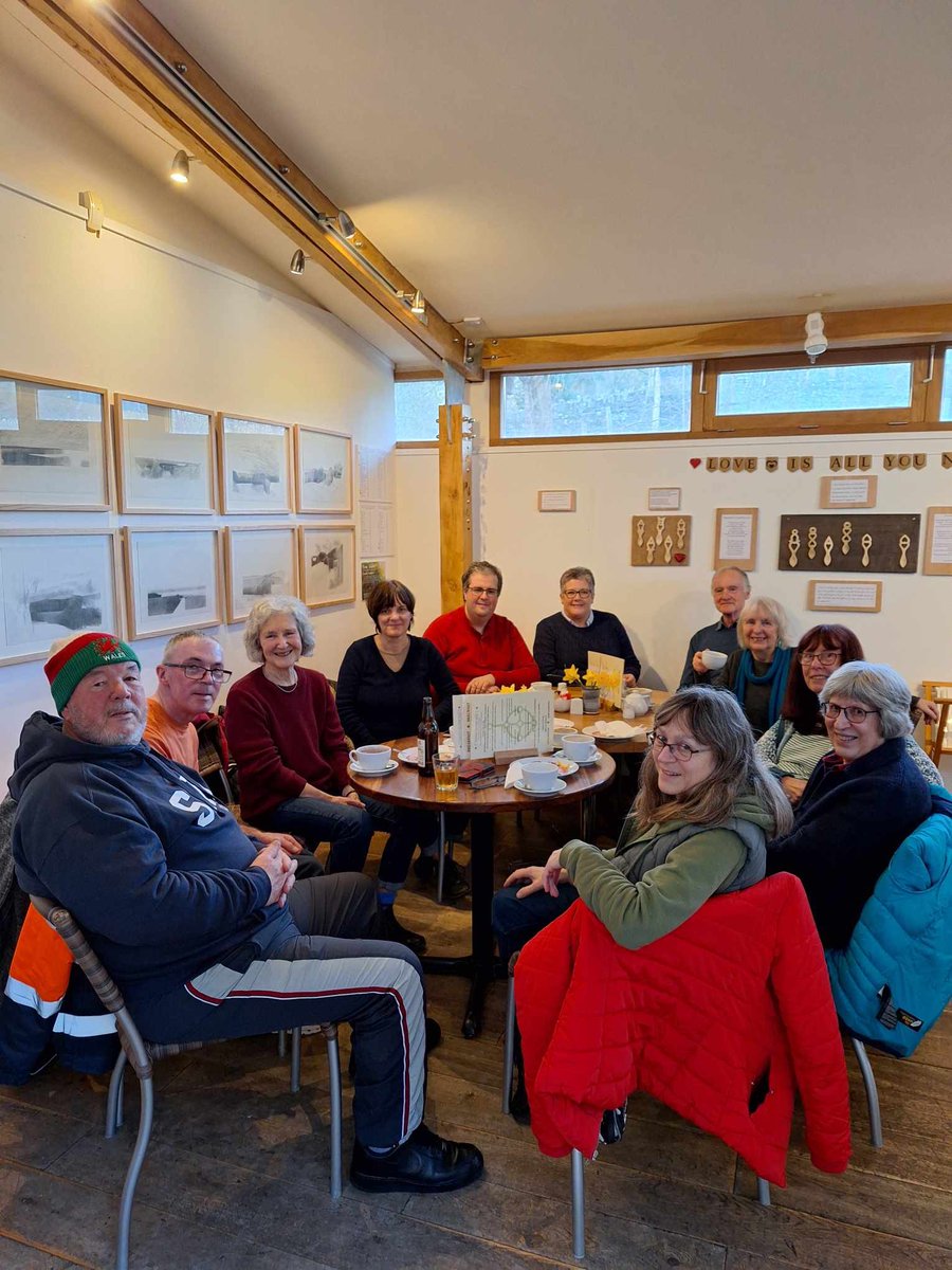 Coffi a Chlonc Llandudoch Braf oedd croesawu Gissela, dysgwraig o’r Eidal sydd ar ymweliad â’r ardal i sgwrsio gyda’r criw yn Llandudoch heddiw @mentrauiaith @LearnCymraegPem