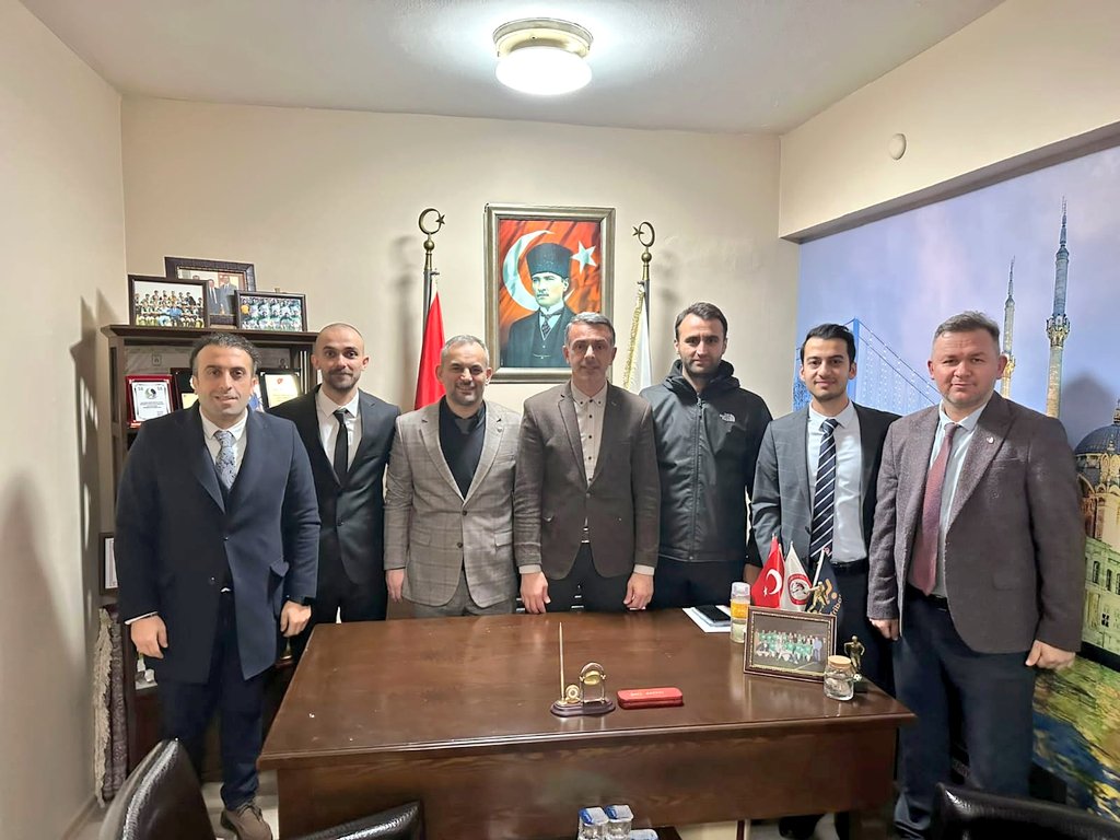 sakaryaafd's tweet photo. AFD Başk. Ömer Bektaş, YK Üyeleri Kurtuluş Turna,İbrahim Koşutan ile FIFA Hakemimiz Atilla Karaoğlan,
TFFHGD Sakarya Şube Başk.
Mustafa Aldemir yöneticiler
Fatih Altuntaş,Muhammed Emin Arıcı, Ömercan Yelep,Engin Bıçak'ı ağırladı. Teşekkür eder, çalışmalarıında başarılar dileriz. https://t.co/g41VgbLiaf