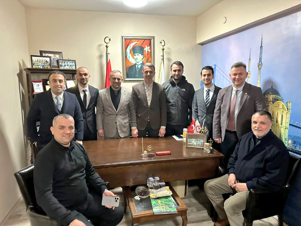 sakaryaafd's tweet photo. AFD Başk. Ömer Bektaş, YK Üyeleri Kurtuluş Turna,İbrahim Koşutan ile FIFA Hakemimiz Atilla Karaoğlan,
TFFHGD Sakarya Şube Başk.
Mustafa Aldemir yöneticiler
Fatih Altuntaş,Muhammed Emin Arıcı, Ömercan Yelep,Engin Bıçak'ı ağırladı. Teşekkür eder, çalışmalarıında başarılar dileriz. https://t.co/g41VgbLiaf