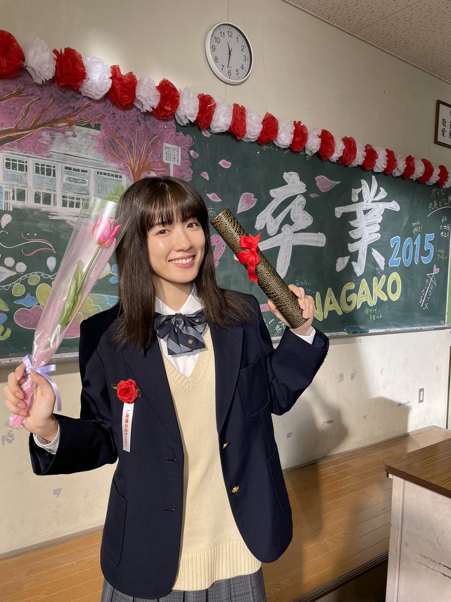 kimikoko_fujitv's tweet photo. ＼ 月9 #君ここ オフショット ／
 🌦 - - - - - - - - - - - - - - - 🌦

高校を卒業した雨ちゃん(#永野芽郁 )
黒板アートの前で🌸

❨ #TVer で1〜4話無料配信 ❩
https://t.co/Cno8qBZLJT
※4話以降は配信期間1週間です！

#君が心をくれたから
第5話「すべて魔法のせいにして」
2月5日(月)よる9時放送 ☾.*·̩͙

#フジテレビ