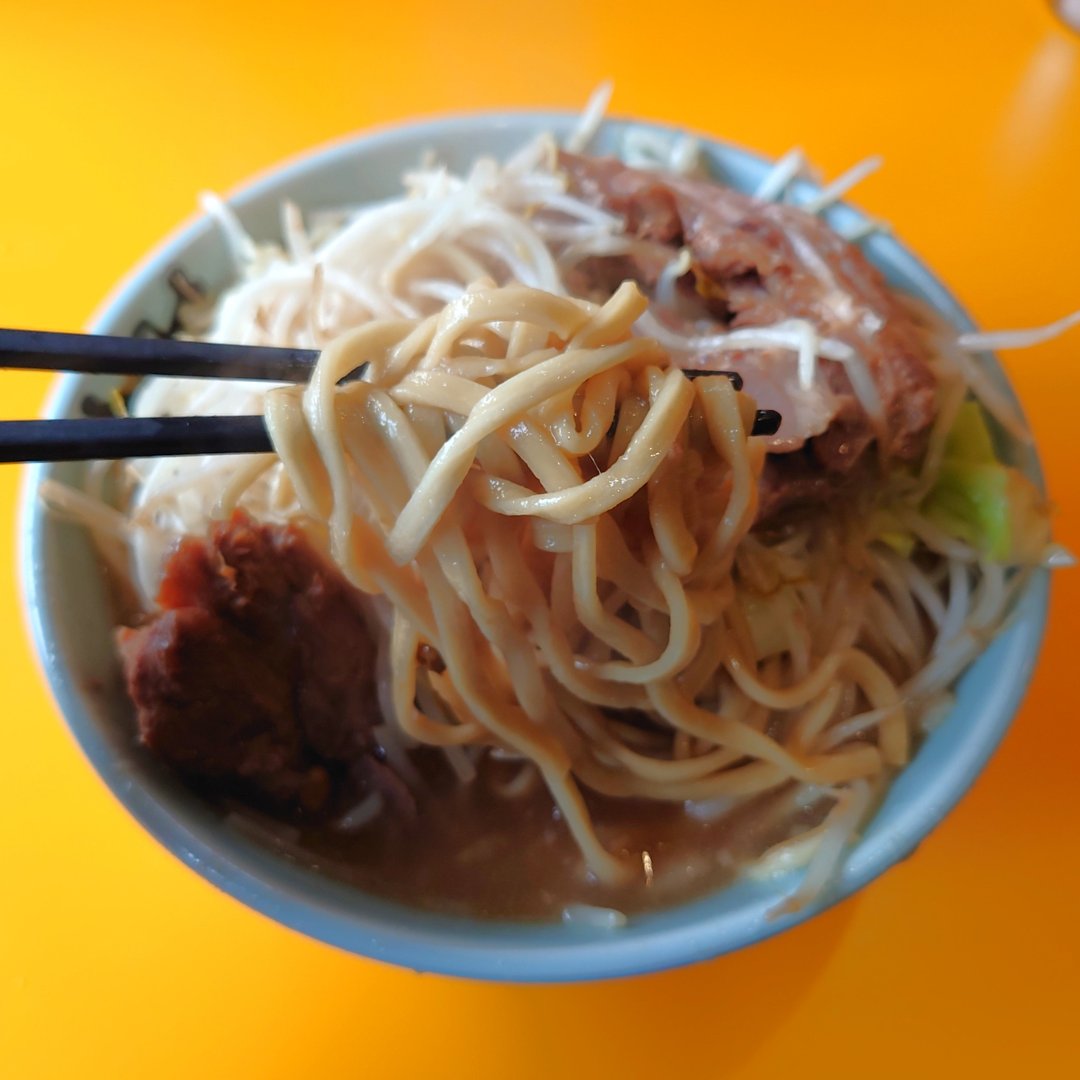 ramen__engineer's tweet photo. 店名：#ラーメン二郎八王子野猿街道店2
メニュー：小ラーメン 900円 (コール：全部)

2000年8月八王子にオープンした、二郎直系店で人気No.1と言えるくらいの名店✨
ボリューム満点神豚としょっぱうまいパンチのある乳化スープで至高の一杯でした🍜

詳しい情報はブログへ↓
https://t.co/iRYOpOXXEC https://t.co/JkRougWDc3