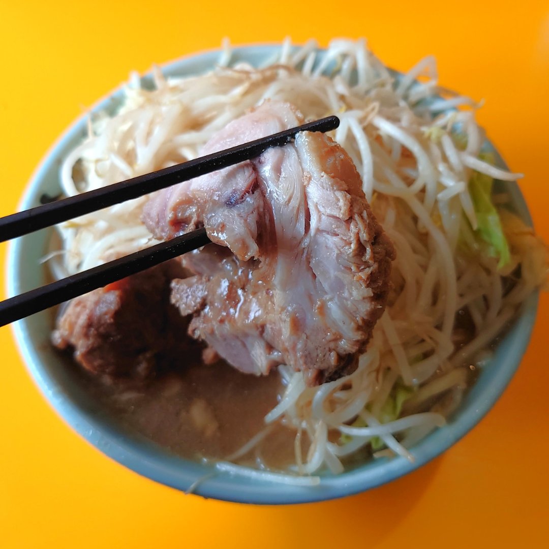 ramen__engineer's tweet photo. 店名：#ラーメン二郎八王子野猿街道店2
メニュー：小ラーメン 900円 (コール：全部)

2000年8月八王子にオープンした、二郎直系店で人気No.1と言えるくらいの名店✨
ボリューム満点神豚としょっぱうまいパンチのある乳化スープで至高の一杯でした🍜

詳しい情報はブログへ↓
https://t.co/iRYOpOXXEC https://t.co/JkRougWDc3