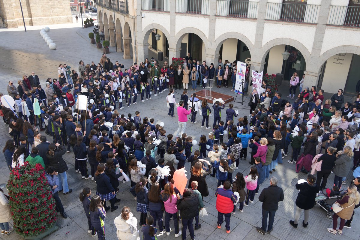 ▶  Con la lectura de un manifiesto, el colegio San José finaliza la Semana de la Unidad y el Respeto  🕊☮

Una iniciativa que comenzó el pasado día 24 de enero y que finaliza hoy en la que se han desarrollado distintas actividades en el centro
