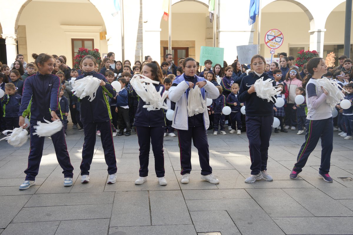 aytovvaserena's tweet photo. Con la lectura de un manifiesto en la plaza de España, el colegio San José finaliza la Semana de la Unidad y el Respeto. Una iniciativa bajo el lema ¡Haz el bien y no mires a quien! que alcanza su séptima edición y que tiene como objetivo potenciar los valores para ser https://t.co/6axLhVNA7Y
