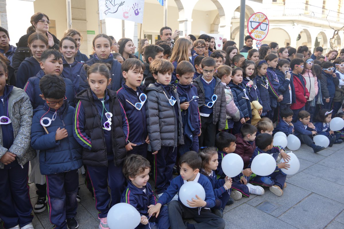 aytovvaserena's tweet photo. Con la lectura de un manifiesto en la plaza de España, el colegio San José finaliza la Semana de la Unidad y el Respeto. Una iniciativa bajo el lema ¡Haz el bien y no mires a quien! que alcanza su séptima edición y que tiene como objetivo potenciar los valores para ser https://t.co/6axLhVNA7Y