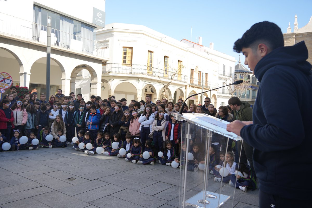 aytovvaserena's tweet photo. Con la lectura de un manifiesto en la plaza de España, el colegio San José finaliza la Semana de la Unidad y el Respeto. Una iniciativa bajo el lema ¡Haz el bien y no mires a quien! que alcanza su séptima edición y que tiene como objetivo potenciar los valores para ser https://t.co/6axLhVNA7Y