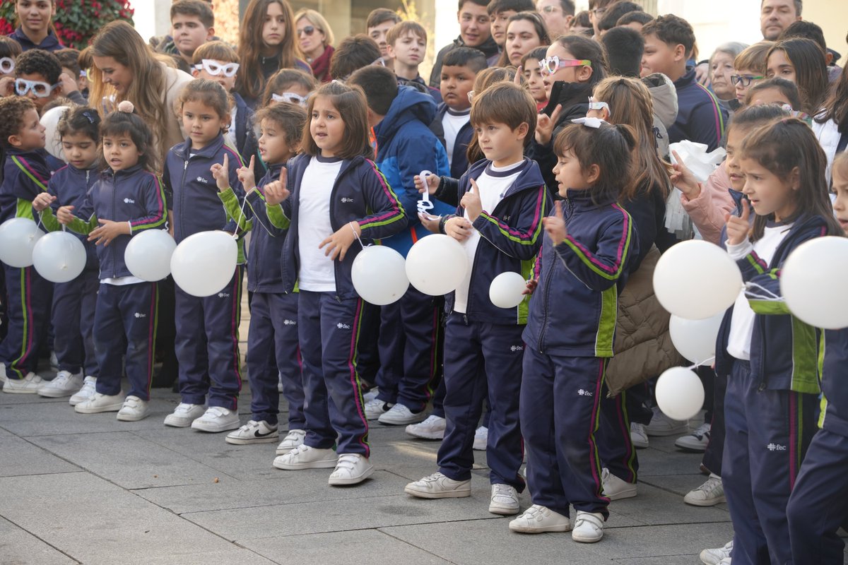 Con la lectura de un manifiesto en la plaza de España, el colegio San José finaliza la Semana de la Unidad y el Respeto. Una iniciativa bajo el lema ¡Haz el bien y no mires a quien! que alcanza su séptima edición y que tiene como objetivo potenciar los valores para ser