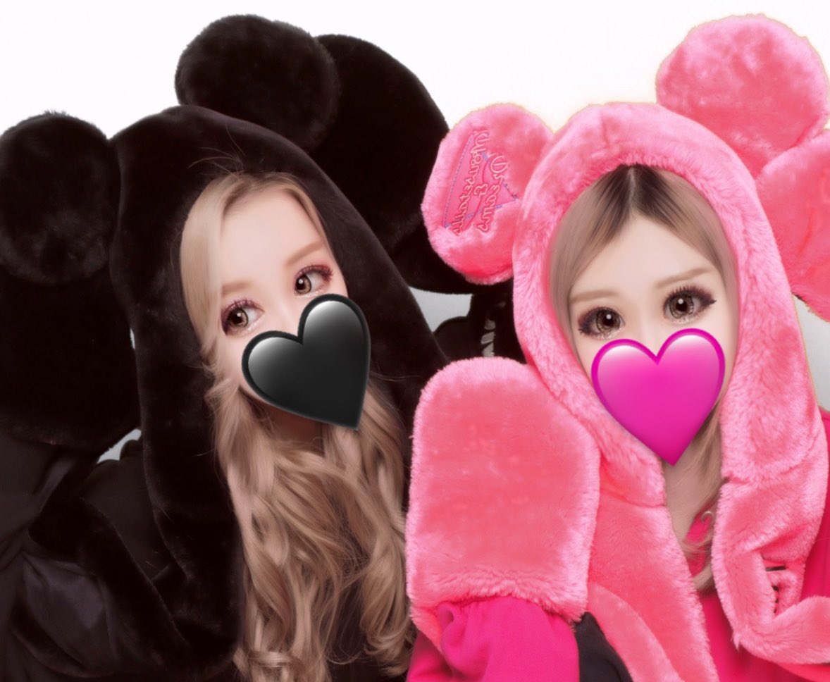 skmk3935's tweet photo. 今日もめめさくギャルズでディズニー🖤🩷

ギャルは夜と夏がいちばん映えるのよん🫶

おそろの自担の名前入りミラー可愛かろう？︎^_^ https://t.co/Z6zsayvu6m