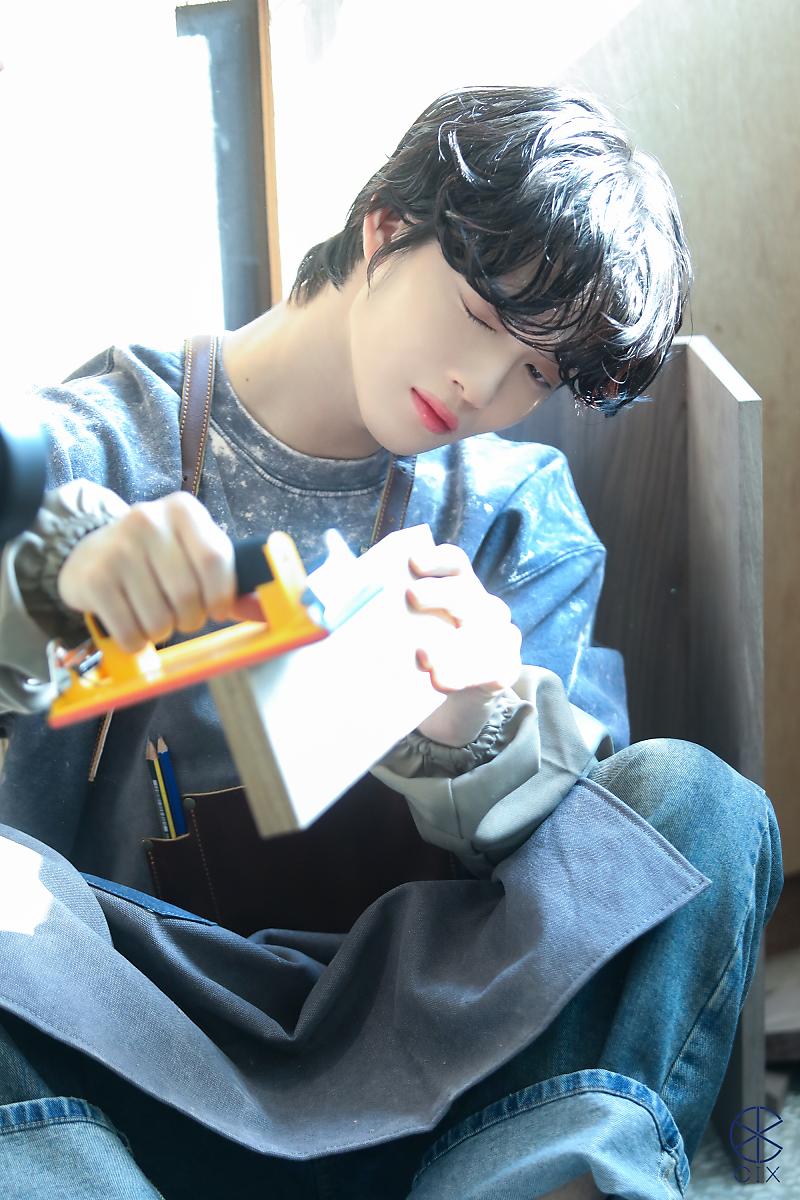 baejinyoxng's tweet image. Transforming into a craftsman for the CIX 2024 season's greetings! From woodworking shop concept to workshop worker.