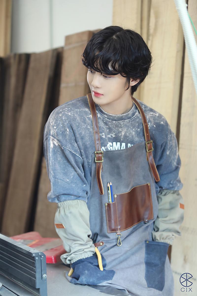baejinyoxng's tweet image. Transforming into a craftsman for the CIX 2024 season's greetings! From woodworking shop concept to workshop worker.