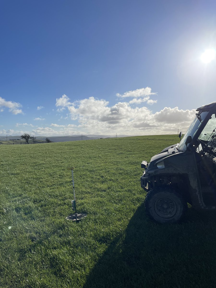 Falch o gael torriad or glaw i ddechra mesur porfa!
A welcomed break from the rain to start measuring grass!  #measuretomanage #grass
