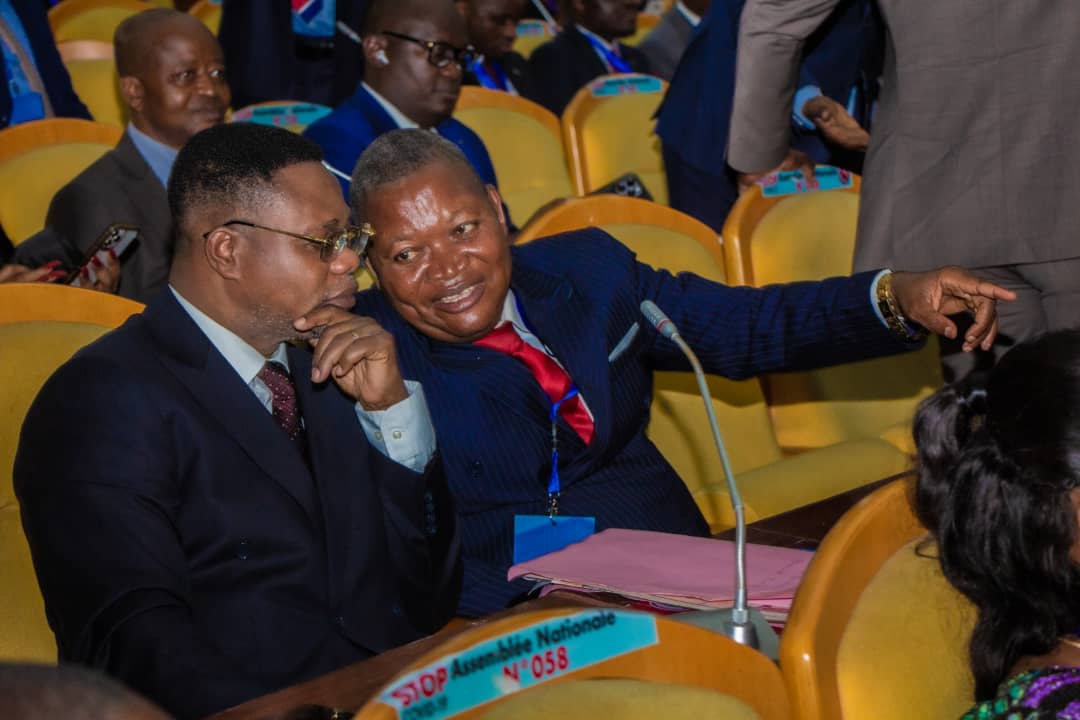 Pour tant d'espoirs qui reposent sur notre personne, nous promettons, avec l'aide de DIEU, de remplir pleinement notre mission de servir le peuple au cours de cette législature. Le Peuple d'abord !