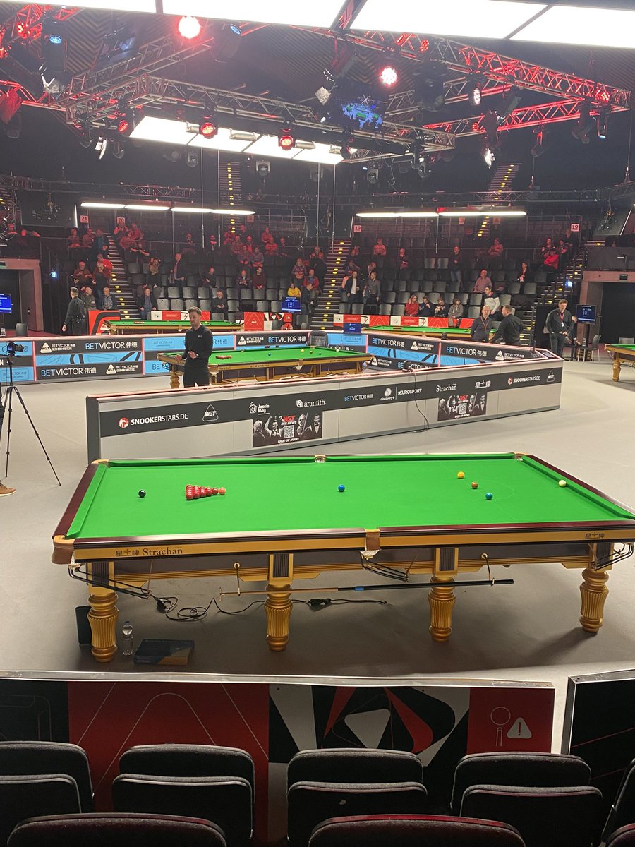 yvonnepolsfuss's tweet photo. Da das gestern so gut funktioniert hat, sitze ich heute wieder auf dem gleichen Platz. Und ein bisschen C. Wakelin kann ich dann auch gucken. #147sf #Table7 https://t.co/Jk4M0ngIn9