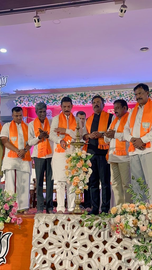 nalinkateel's tweet photo. ನಮ್ಮ ಮಂಗಳೂರಿನಲ್ಲಿ ನಡೆದ ದಕ್ಷಿಣ ಕನ್ನಡದ ನೂತನ ಬಿಜೆಪಿ ಜಿಲ್ಲಾಧ್ಯಕ್ಷರಾದ ಶ್ರೀ ಸತೀಶ್ ಕುಂಪಲ ಅವರ ಪದಗ್ರಹಣ ಸಮಾರಂಭದಲ್ಲಿ ಇಂದು ಭಾಗವಹಿಸಲಾಯಿತು. 
ಈ ಲೋಕಸಭಾ ಚುನಾವಣೆಗಾಗಿ ನೂತನ ಅಧ್ಯಕ್ಷರು ಪಕ್ಷ ಸಂಘಟನೆಯನ್ನು ಮತ್ತಷ್ಟು ಬಲಗೊಳಿಸಲಿ, ಅದರಲ್ಲಿ ಯಶಸ್ಸು ಸಾಧಿಸಲಿ ಎಂದು ಶುಭ ಹಾರೈಸುತ್ತೇನೆ. https://t.co/7UWZKs1YFo