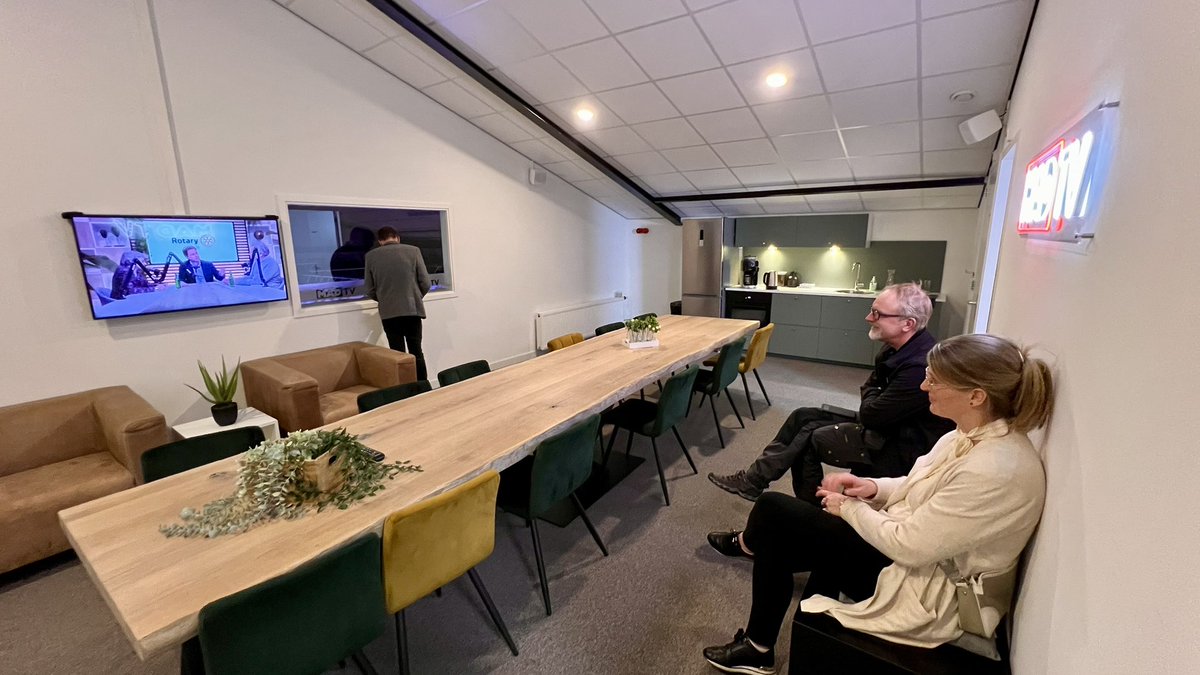 Gisteren ontvingen we Rotaryclub Almelo in onze studio op Buitengoed, waarbij de leden hun eigen Rotary tv show hebben gemaakt. Eén van de leuke workshops die we bij MADtv verzorgen. Kijk voor meer informatie op madtv.nl #madtv #rotary #teamwork #workshop #madness