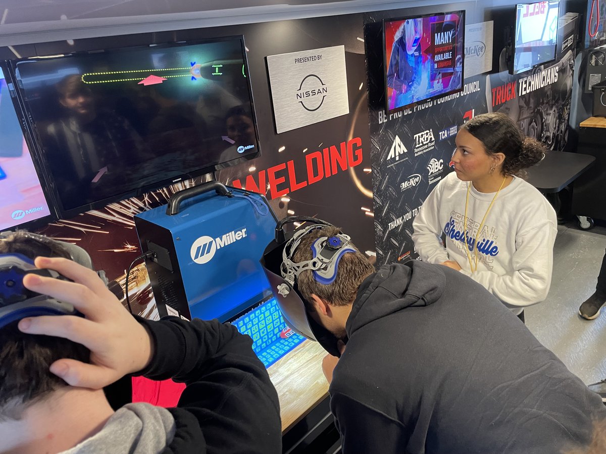 BedCoSchools's tweet photo. #CascadeMiddleSchool, #CommunityMiddleSchool & #LibertySchool students recently received a visit from Be Pro Be Proud, a mobile education team aiming to introduce technical careers through simulation experiences like welders, heavy equipment operators, linemen & truck drivers! https://t.co/wYbmjjQzkX