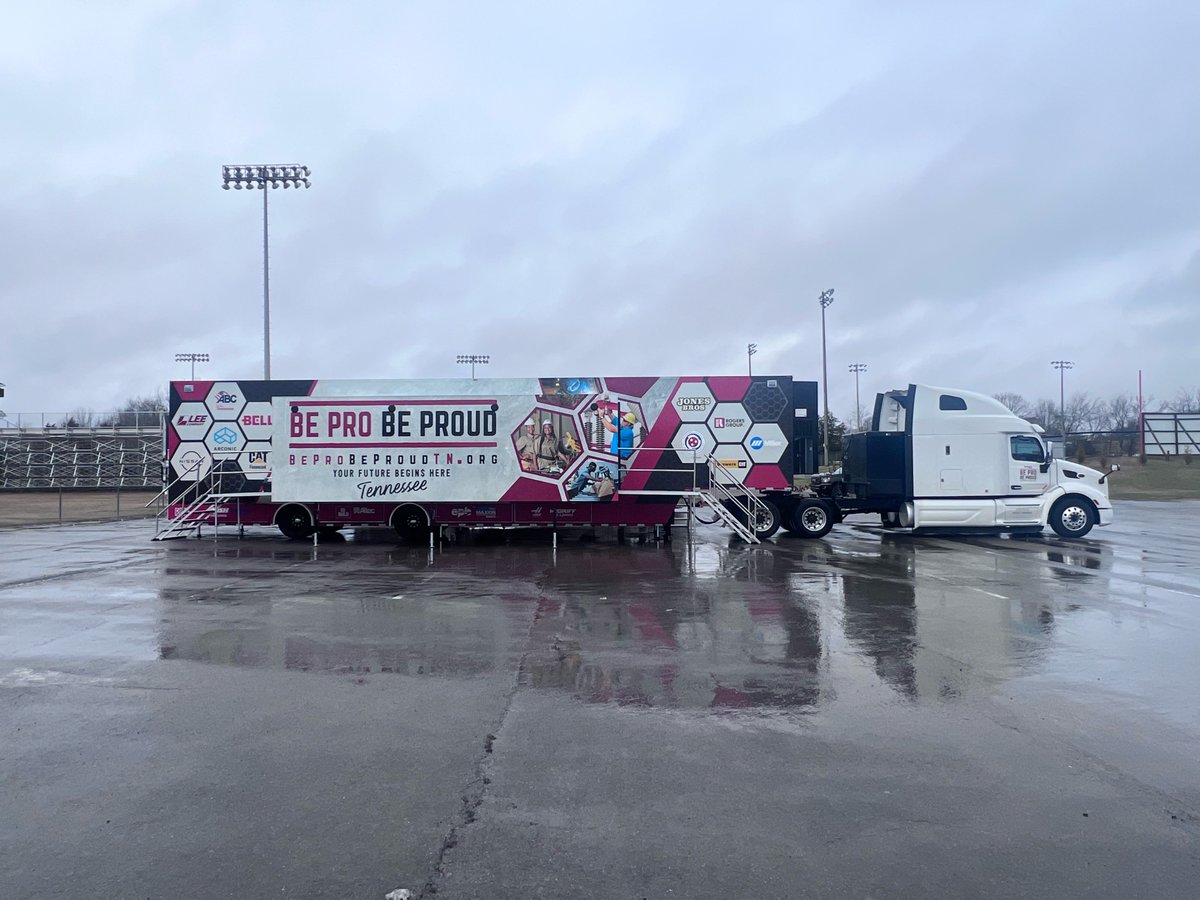 BedCoSchools's tweet photo. #CascadeMiddleSchool, #CommunityMiddleSchool & #LibertySchool students recently received a visit from Be Pro Be Proud, a mobile education team aiming to introduce technical careers through simulation experiences like welders, heavy equipment operators, linemen & truck drivers! https://t.co/wYbmjjQzkX