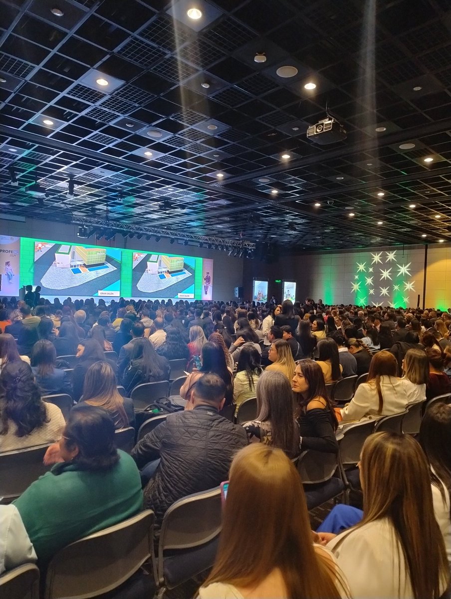Lecheverriaking's tweet photo. Hola Bogotá! Seguimos en nuestra gira de #Profe2024, hoy desde el Cubo de Colsubsidio para hablar sobre el aprendizaje para toda vida. Muchas gracias a Seguros Bolivar por la invitación! https://t.co/1auVI7Umaj