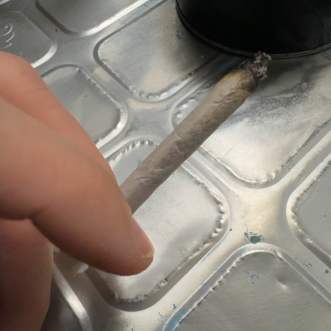 マニトウゴールドを一服。
最近はバージニア系の強めのタバコが好きですね。