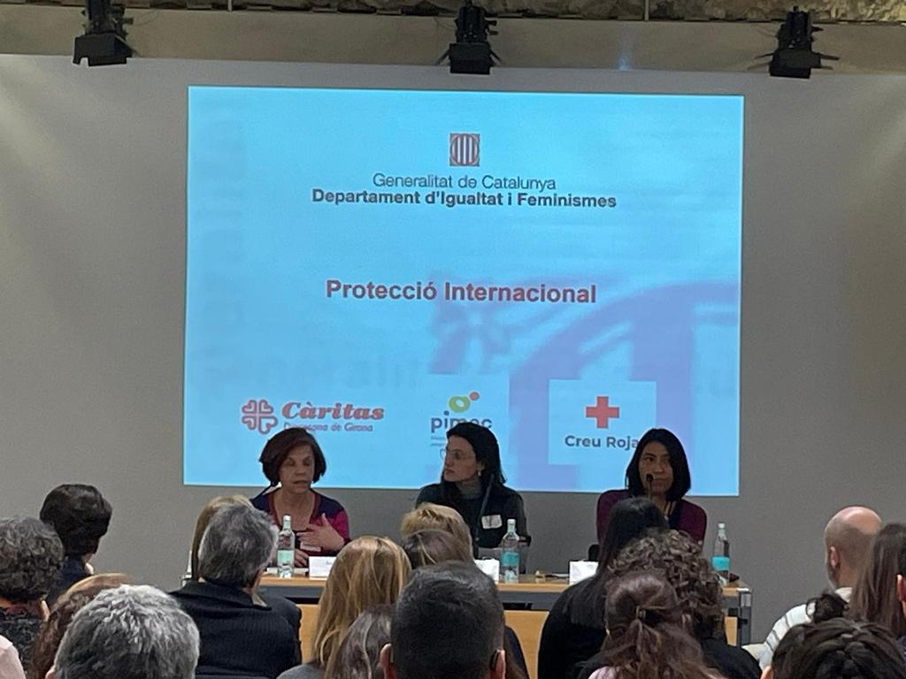 CreuRojaGirona's tweet photo. Avui expliquem els procediments i principals vies de regulació per a la incorporació al mercat laboral de les persones estrangeres a la jornada #pimecinforma @PIMEC https://t.co/Zv3eeMO2in