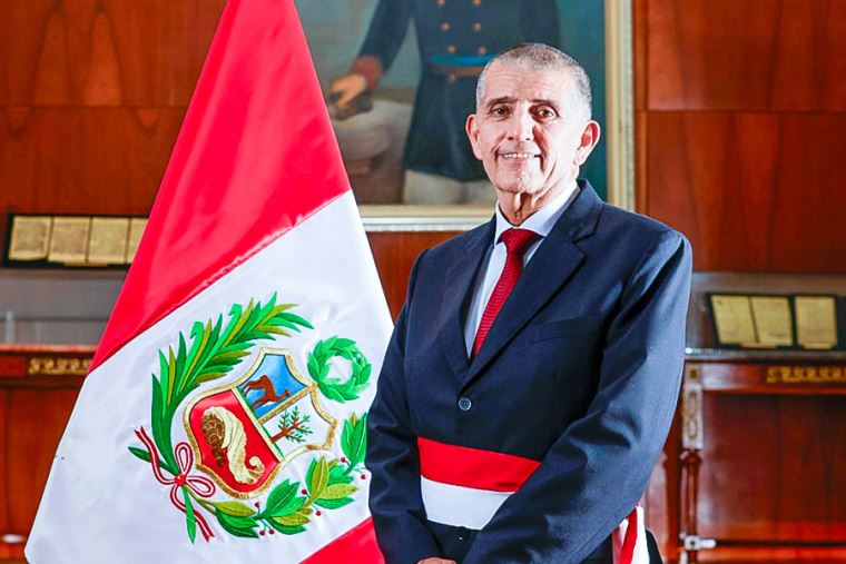Latina_Noticias's tweet photo. 🚨 #ATENCIÓN | A pesar de los constantes pedidos de la fiscal Marita Barreto al ministro del Interior, Víctor Torres, no se ha formalizado la designación del Cnel. PNP Segundo Argomendo, en reemplazo del Cnel. PNP Walter Lozano como nuevo integrante del Equipo de la PNP en apoyo a la EFICCOP.

La fiscal Barreto, además, solicitó reuniones de trabajo las cuales el ministro del Interior ha postergado aduciendo carga laboral.