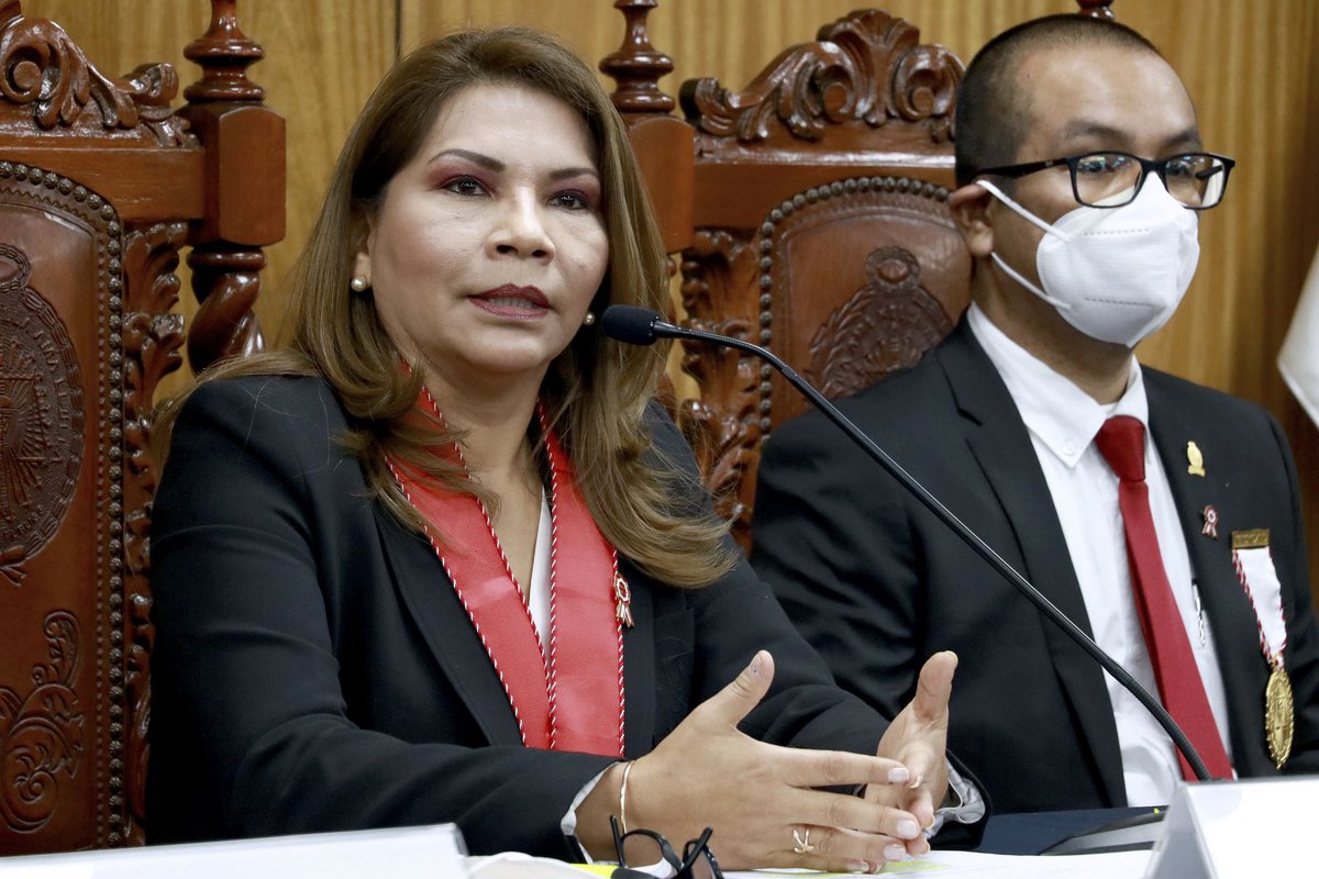 Latina_Noticias's tweet photo. 🚨 #ATENCIÓN | A pesar de los constantes pedidos de la fiscal Marita Barreto al ministro del Interior, Víctor Torres, no se ha formalizado la designación del Cnel. PNP Segundo Argomendo, en reemplazo del Cnel. PNP Walter Lozano como nuevo integrante del Equipo de la PNP en apoyo a la EFICCOP.

La fiscal Barreto, además, solicitó reuniones de trabajo las cuales el ministro del Interior ha postergado aduciendo carga laboral.