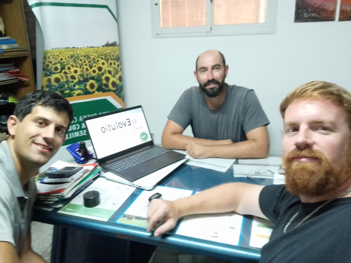Martinpacheco13's tweet photo. Bioactivando  a nuestro distribuidores , compartiendo nuestros conocimientos sobre Evolutio y intercambiando  conceptos de nutrición. Gracias El Barral #biologicos #nutricion @ALZ_Agro https://t.co/4SPPPvAc0e