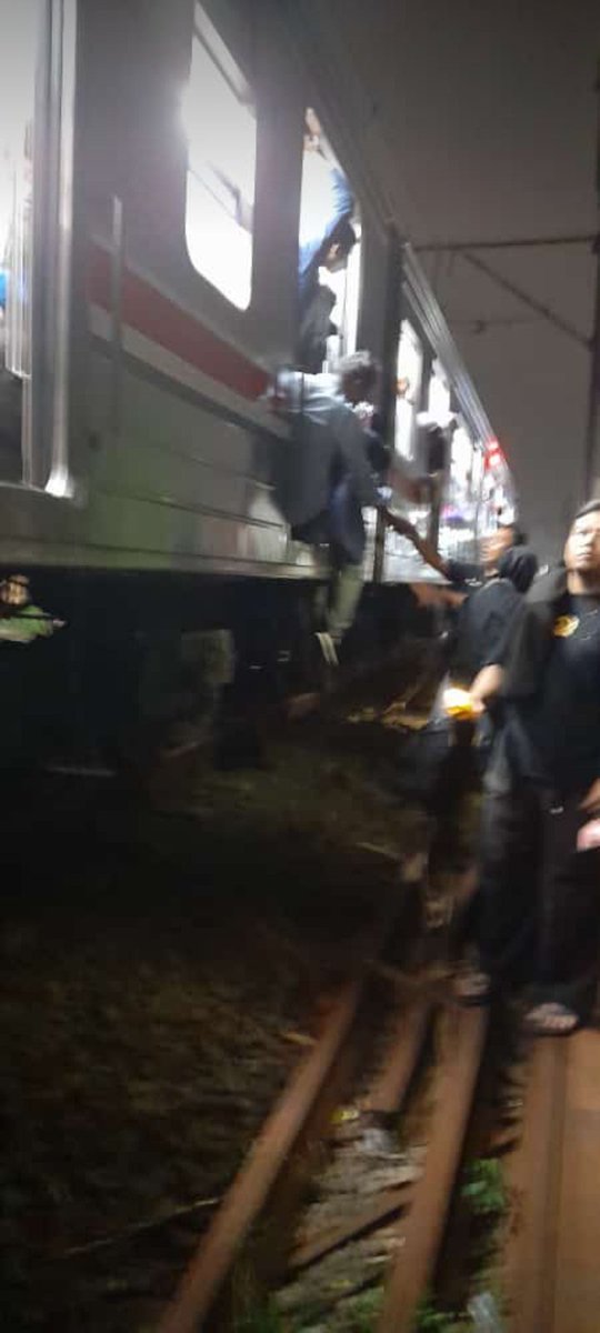 Iracantix's tweet photo. @CommuterLine Evakuasi mandiri, setelah 2 jam lebih terjebak dalam kereta https://t.co/Rgp1nlVUHZ