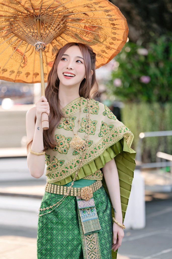 fanbozhan8510's tweet photo. ชุดไทยคือเดอะเบส แล้วสีเขียวคือสวยมาากกกกกก 🤩🤩😍
Travel in Thailand with Grab 💚
#GrabCar #GrabCarPremium #GrabSuv #GrabTH #TeamGrab #nenevader @nnenevader https://t.co/5AGYqJIwiX