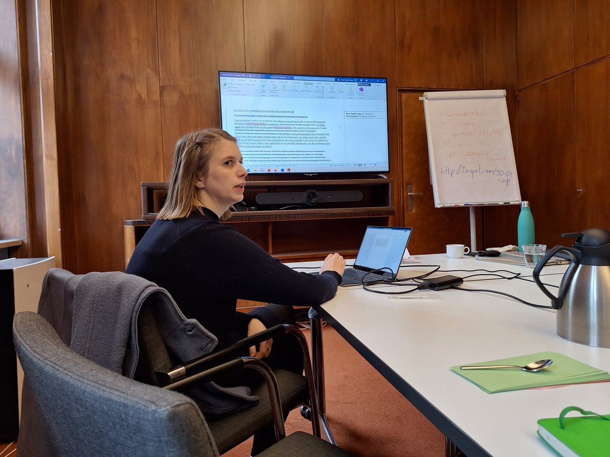 IRSErkner's tweet image. Wie können wir verständlich über unsere Forschung schreiben? Unsere Journalist in Residence-Stipendiatin Anne-Sophie Lang @as_el gibt einen Workshop für Forschende des Leibniz R-Netzwerks. #WissKomm