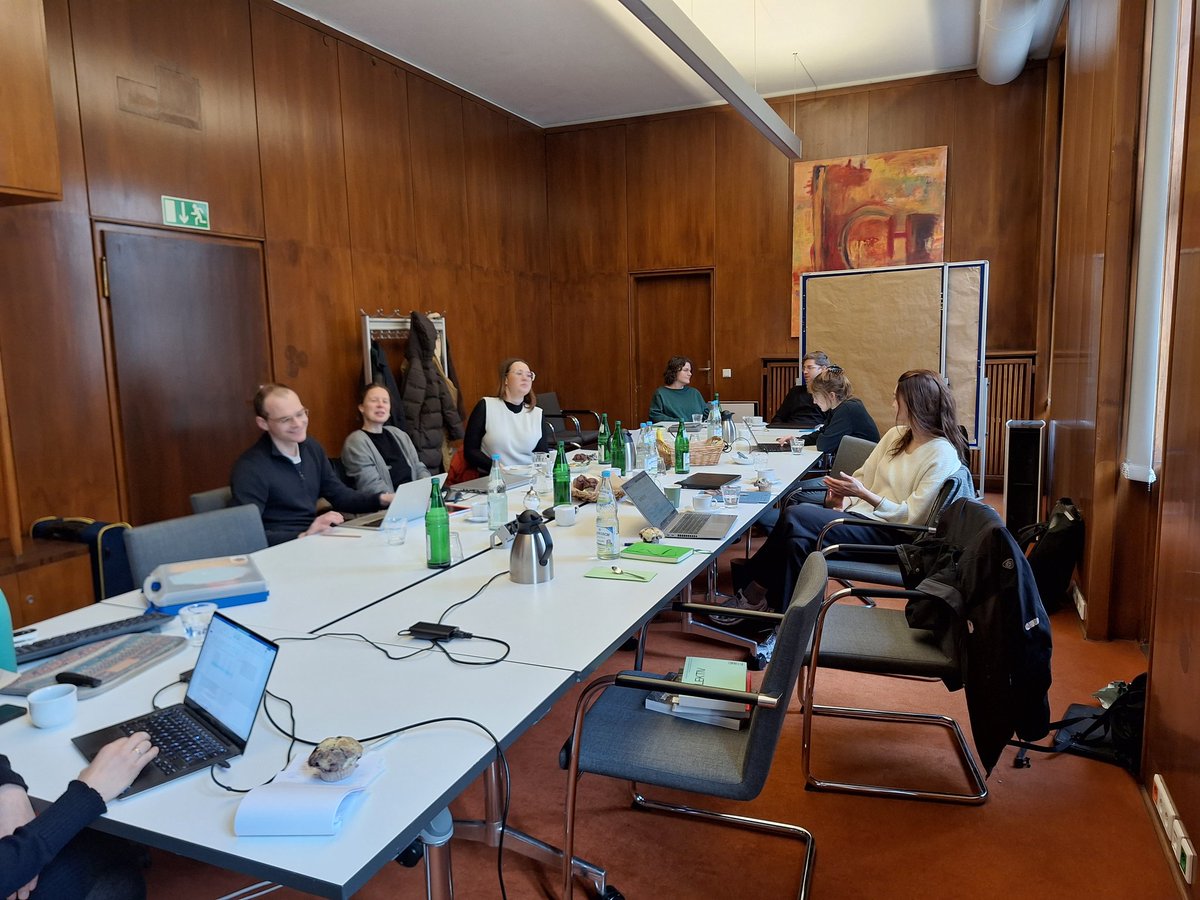 IRSErkner's tweet image. Wie können wir verständlich über unsere Forschung schreiben? Unsere Journalist in Residence-Stipendiatin Anne-Sophie Lang @as_el gibt einen Workshop für Forschende des Leibniz R-Netzwerks. #WissKomm