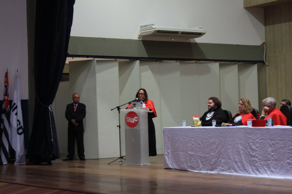 acifaac's tweet photo. Nos dias 25 e 26 de janeiro, foi realizada a colação de grau dos alunos formandos do 2º semestre de 2023 dos cursos da Faculdade de Arquitetura, Arte, Comunicação e Design (FAAC) da Unesp - Câmpus de Bauru. O evento foi realizado no Anfiteatro Guilherme R. Ferraz (Guilhermão), + https://t.co/BvGPfmsFh8