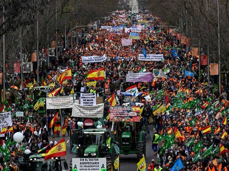 herqles_es's tweet photo. 🇪🇸 | Los agricultores españoles convocan movilizaciones por toda la geografía nacional.

El mundo rural español se une a los agricultores europeos en la lucha contra las políticas globalistas de la Agenda 2030. https://t.co/4UJaJsveUd