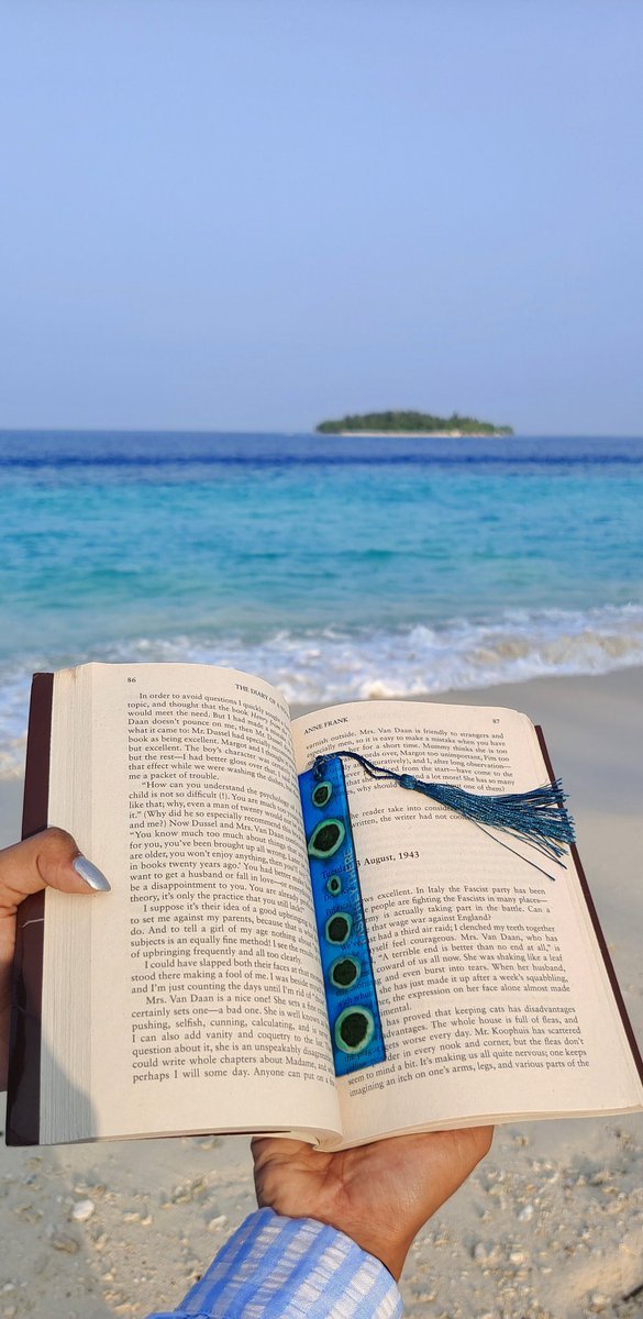 Tales_of_Isla's tweet photo. The most notable aerial view of the chain of islands nestled in Baa Atoll, Maldives #Fasdheythere frequently used to promote tourism. Proudly celebrating local talent #SignatureBySunee. Finally my dream bookmark came true. #ItsBetterInBaa 🌊🤍🌴.The tiniest Island in the vicinity https://t.co/9qiPdrCRpb