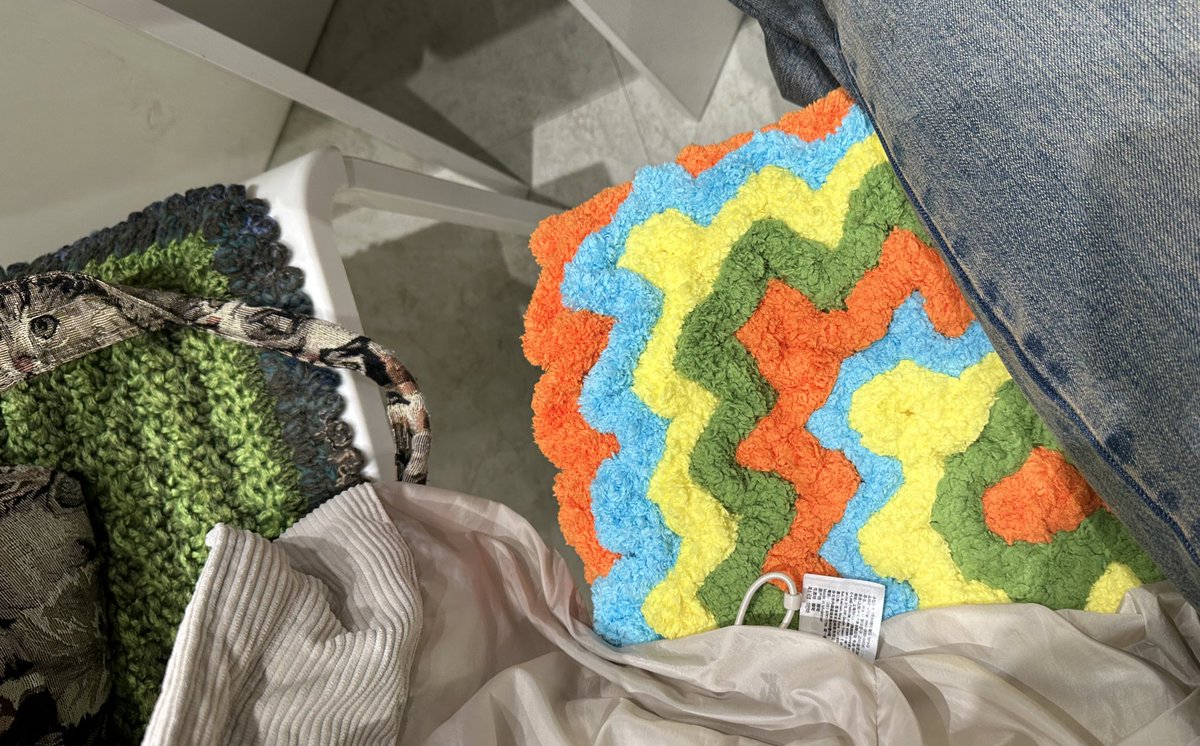 gaegulknits's tweet photo. 오늘 공방카페같은 곳에서 너무 귀여운 수면사로 뜬 방석이 있어서 혹시 실 몇 볼정도 드셨냐고 물어봤더니 7-8볼 들었다고 하셔서 ㅎㅁㅎ 하고 포기함 https://t.co/7VFaNteZiL