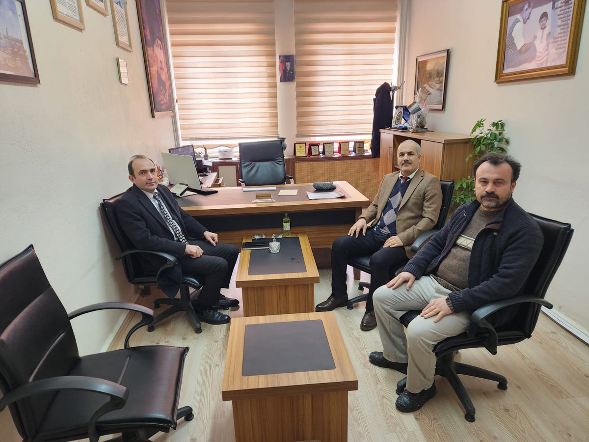 Gven26254946's tweet photo. Honaz Cumhuriyet İlkokulu Müdürü Soner ARSLANOĞLU, tatili fırsat bilip çalışmaya devam ediyor. Kendisini İlçe Milli Eğitim Müdür V. Sayın Numan TURAN ile ziyaret  ettik.  Çalışmalar hakkında  bilgilendirdi.  Emeklerinize saglik.
@hamitgenc
@emre_caliskan
@99duran
@Numanturan20N https://t.co/caIKmiuTj2