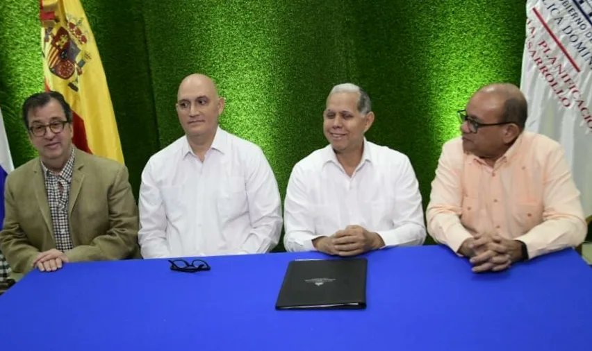 CDES_PES's tweet photo. El MEPyD, el CDES, la Junta de Andalucía y Fundación Solidaridad firmaron el Pacto Local por el Ordenamiento Territorial entre candidatos a Alcaldes y Directores Distritales de Santiago. https://t.co/hNRFeHQVH4