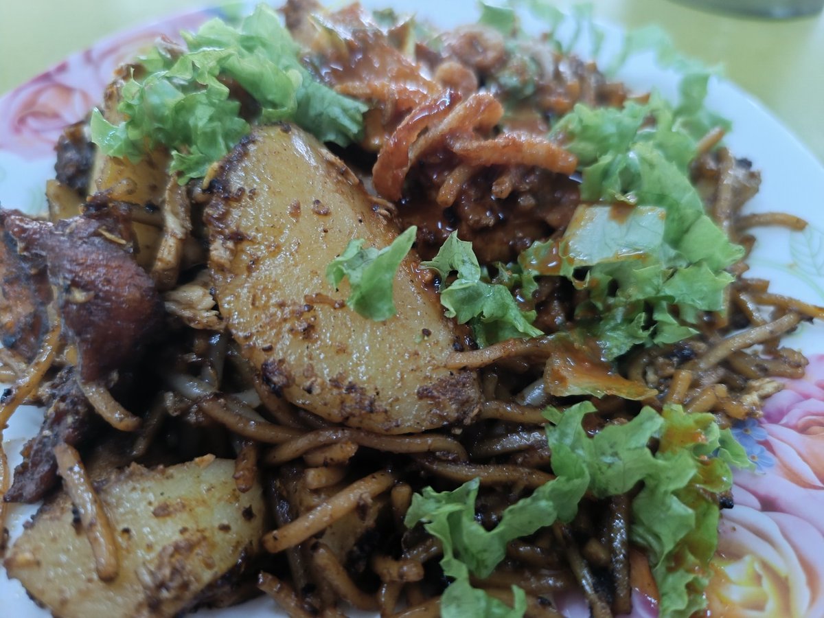 Mee Goreng Mamak Penang Style 

Today I taught a warung owner on making mee goreng mamak the way mamak in Penang fried it. And he successfully delivered to me the exact taste I miss so much.

I hope that he makes use of the new method to increase his sale 😁
