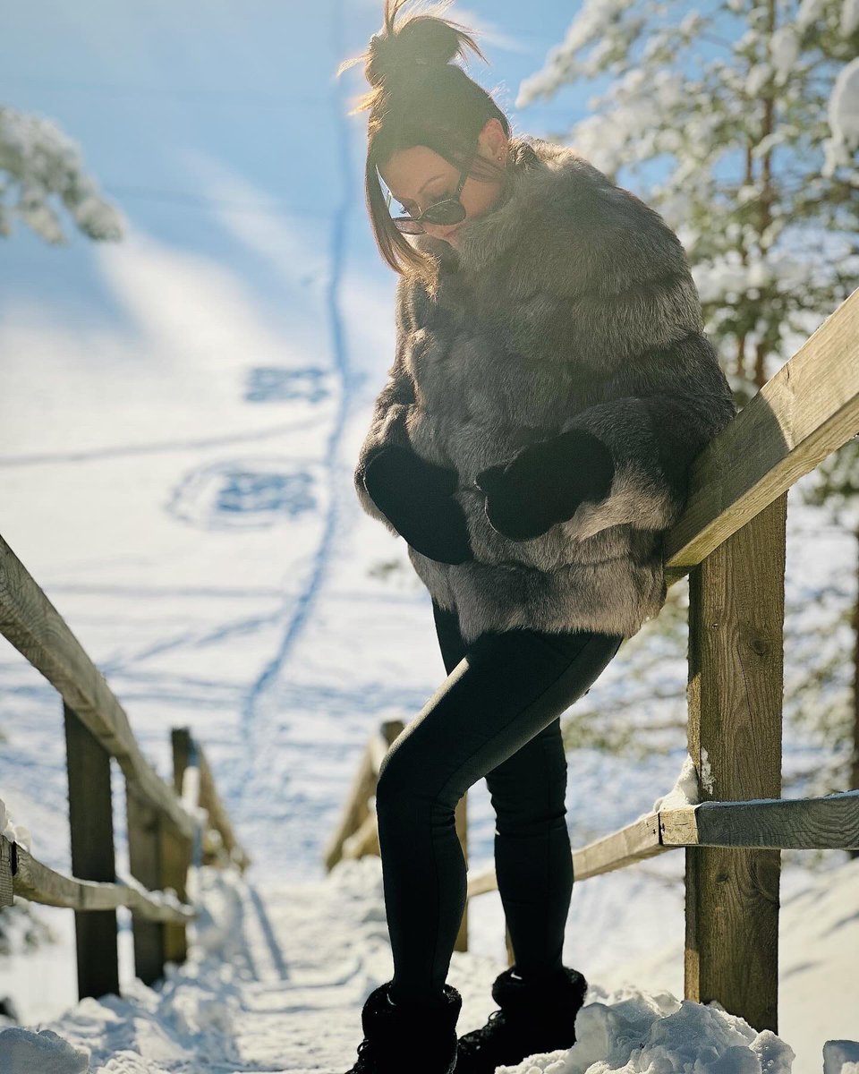 Do you know the location? If you do,then call me!❄️🤍
#diamondusts #latvia #latviangirl #ogre #winter #winterwonderland #winterfashion #winteroutfit #ootd #ootdfashion #ootdstyle #stylediva #fashionkilla #babyitscoldoutside #coldseason #newpost #ib #whatiwear #whatimwearing