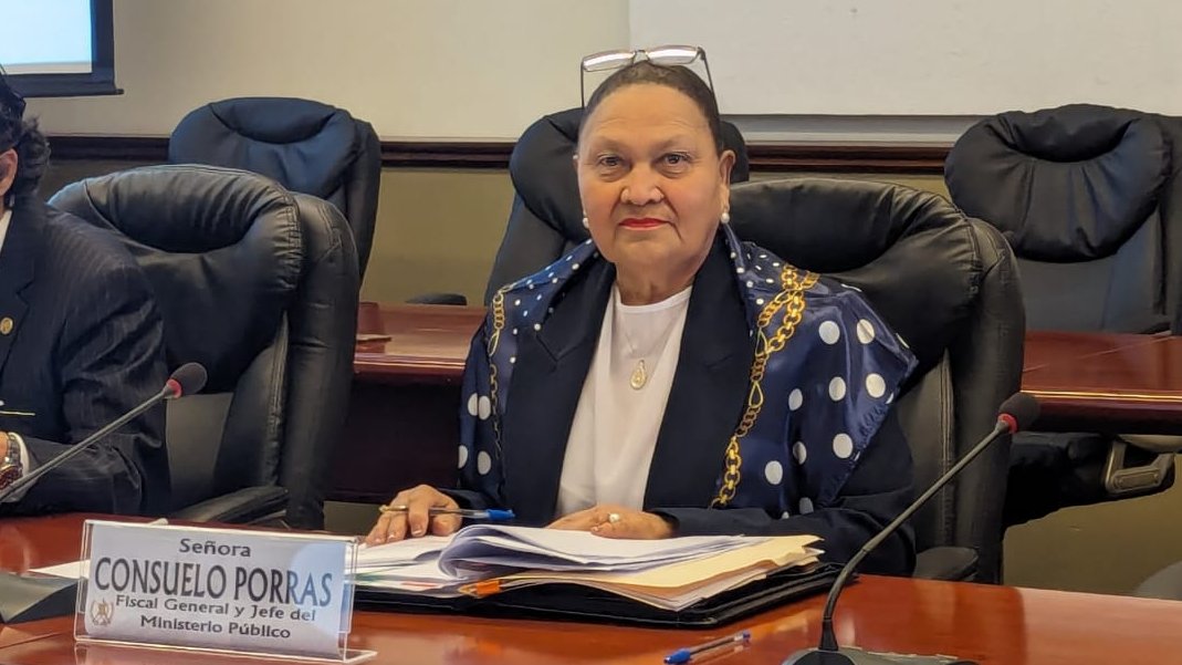 HoraNoticiero's tweet photo. 🚨ATENCIÓN🚨

👉En cumplimiento a lo que establece la Ley Orgánica del Ministerio Público, la Fiscal General de la República y Jefe del Ministerio Público, Dra. María Consuelo Porras Argueta atiende invitación girada por el Presidente de la República. https://t.co/WX4hOBAaBy