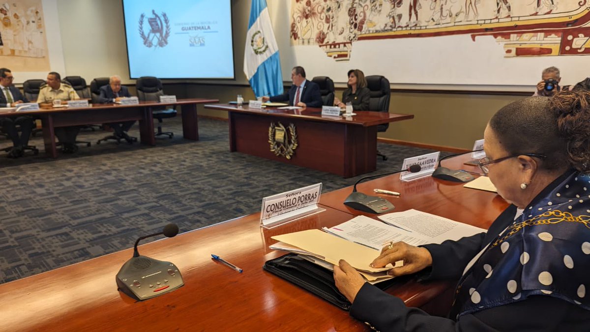 HoraNoticiero's tweet photo. 🚨ATENCIÓN🚨

👉En cumplimiento a lo que establece la Ley Orgánica del Ministerio Público, la Fiscal General de la República y Jefe del Ministerio Público, Dra. María Consuelo Porras Argueta atiende invitación girada por el Presidente de la República. https://t.co/WX4hOBAaBy