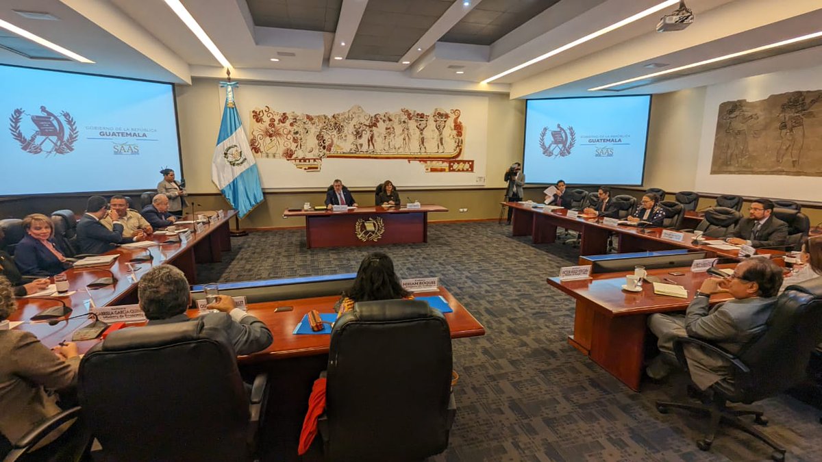 HoraNoticiero's tweet photo. 🚨ATENCIÓN🚨

👉En cumplimiento a lo que establece la Ley Orgánica del Ministerio Público, la Fiscal General de la República y Jefe del Ministerio Público, Dra. María Consuelo Porras Argueta atiende invitación girada por el Presidente de la República. https://t.co/WX4hOBAaBy