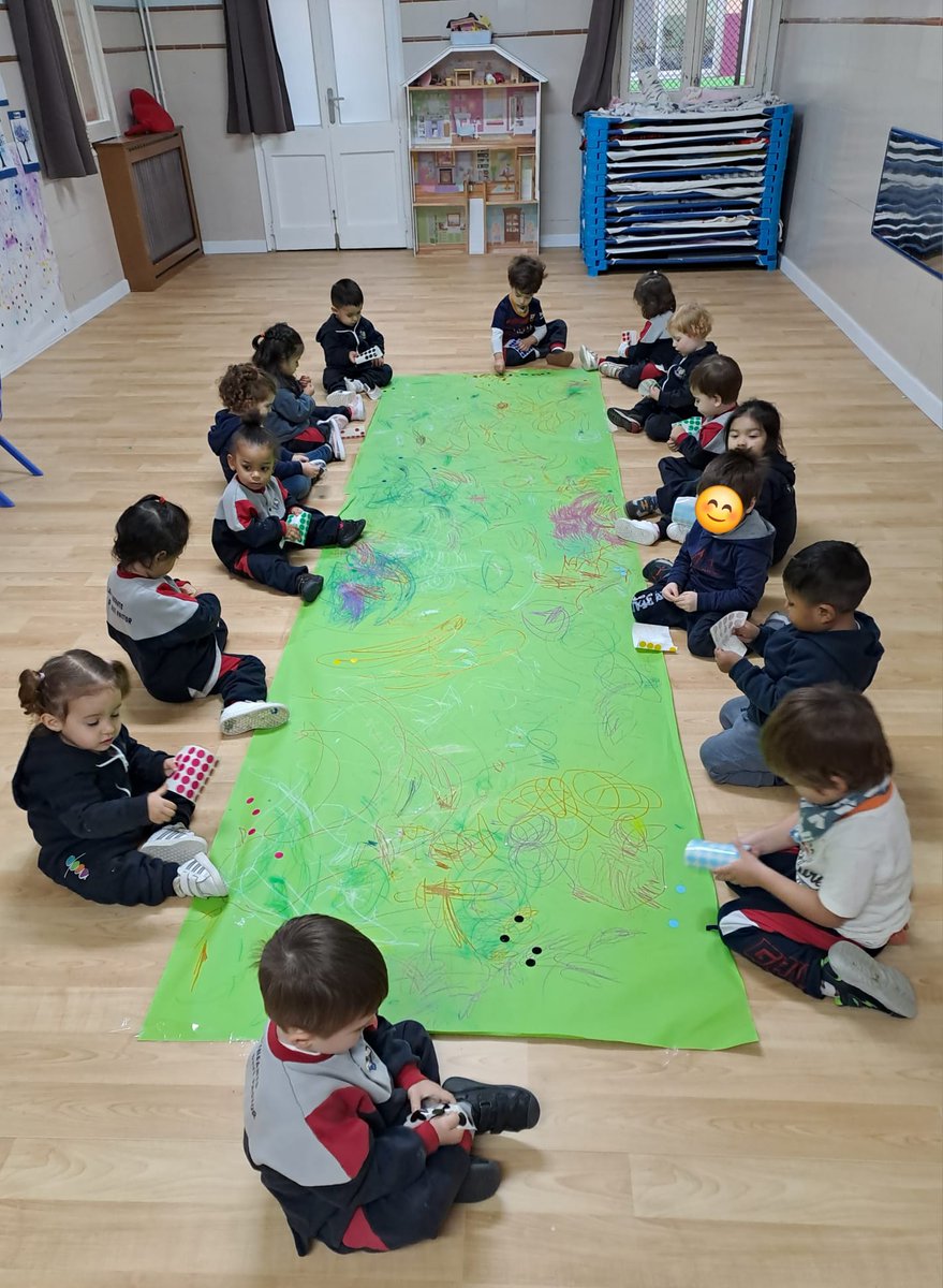 MDPBailen's tweet photo. Els Solets d'I-2 són ben creatius! Mireu com es concentren treballant plegats, per fer aquest bonic mural de molts colors!! 
#mdpbailen
#llardinfants
#treballemjunts https://t.co/yDeS8jchFO