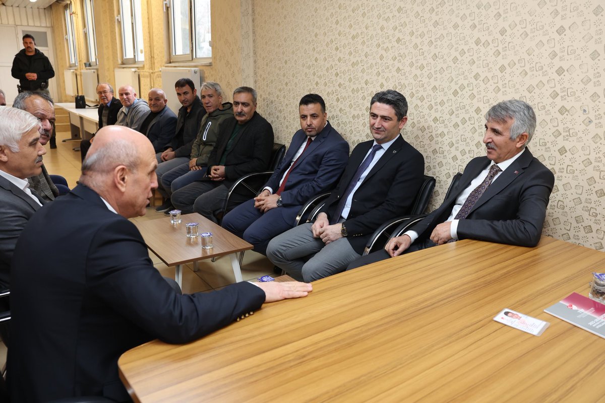 ekremmkaraoglan's tweet photo. Sayın valimiz Mükerrem Ünlüer Amatör Spor Kulüpleri Federasyonumuza idari ziyarette bulundu.Amatör spora dair fikir alış verişinde bulunduk. Nazik ziyaretleri için çok teşekkür ederiz.⁦@mukerrem_unluer⁩ ⁦⁦@OA_BAK⁩ ⁦@AliDusmezz⁩ ⁦⁦@CemilBOZ⁩ https://t.co/5VvgIGsISw