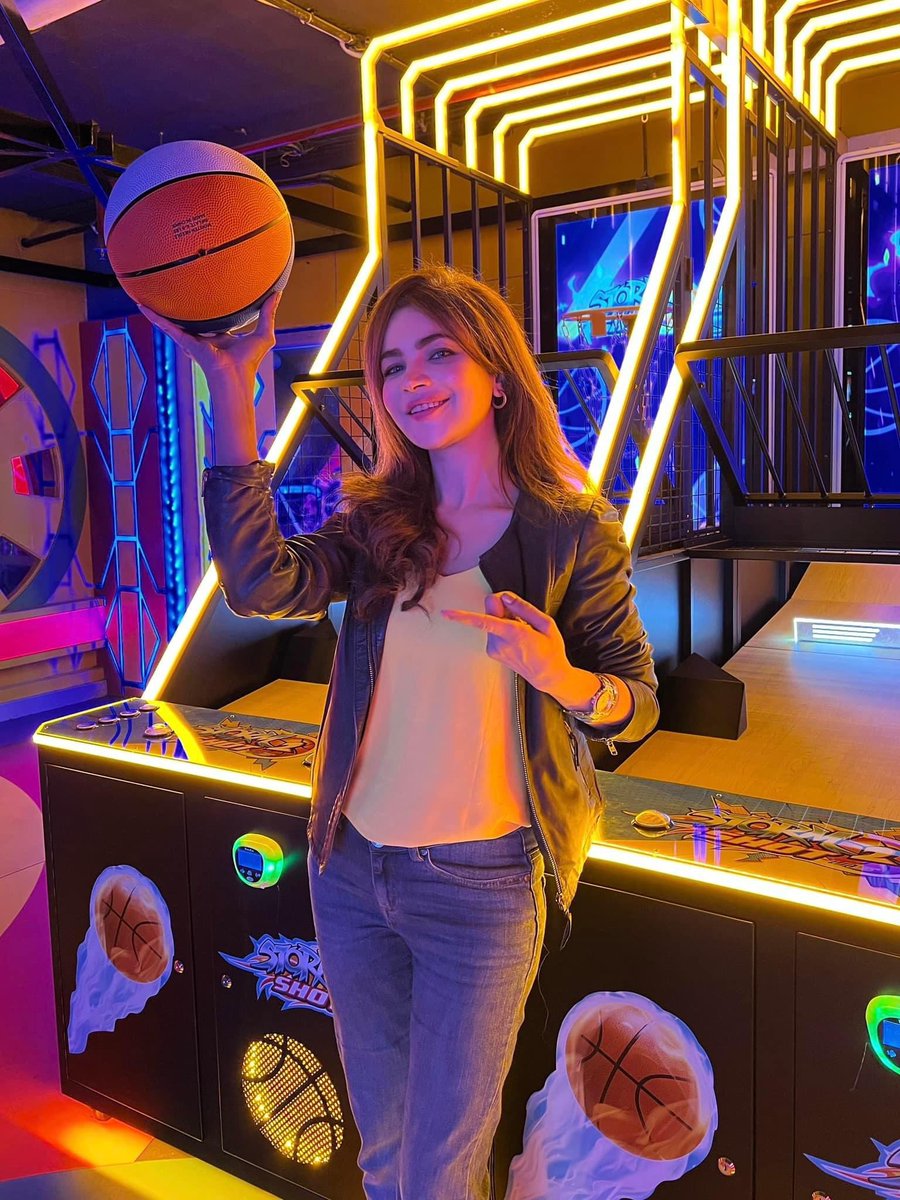 humaira4work's tweet photo. “Vision gets the dreams started. Dreaming employs our God-given imagination to reinforce the vision. Both are part of something I believe is absolutely necessary to building the life of a champ!! #Gamergirl #PlaydiumAvenue 🏀🏍️🎯💥
https://t.co/0QDsoWIue4 https://t.co/Sx5vHQ1MH4