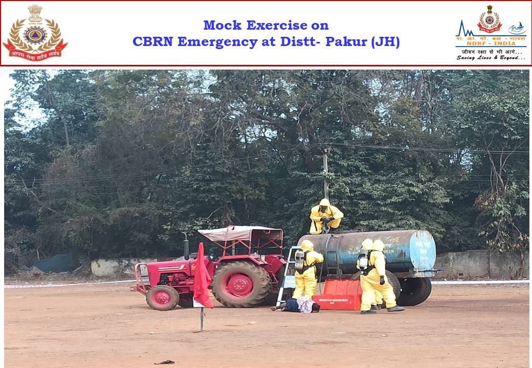 09NDRF's tweet photo. A #Mock_exercise on Chemical emergencies CBRN conducted at bazar samiti Ground,Distt-#Pakur (JH).
@ndmaindia 
@NDRFHQ 
@dcpakur 
@RanchiPIB https://t.co/cQgiAbbMUb